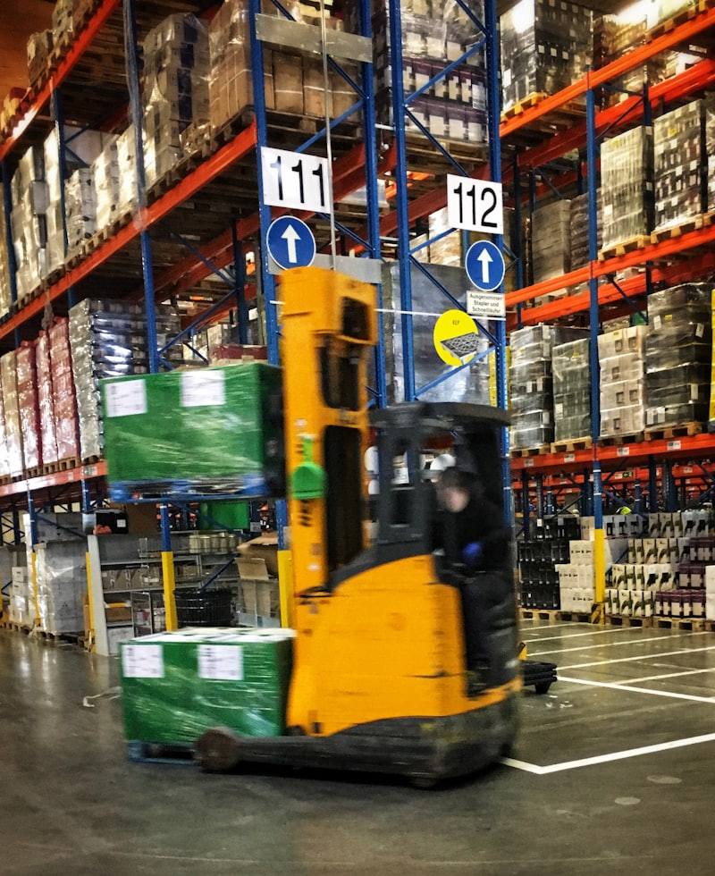 Empilhadeira movimentando paletes em armazém